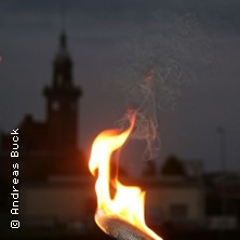 Hafen im Fackelschein