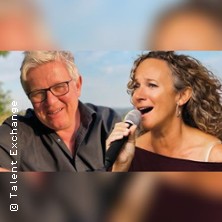 Die Sch&ouml;ne & er liest . . .