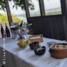 Wein- und Kr&auml;uterwanderung mit Ingrid Strebel und Lisa Bunn